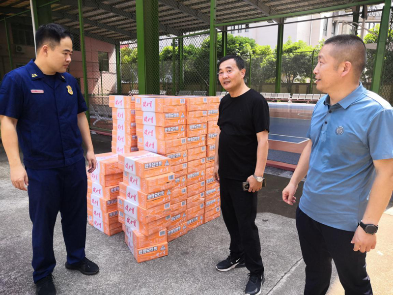 浦江農(nóng)批市場(chǎng)聯(lián)合當(dāng)?shù)毓╀N社開展&ldquo;八一&rdquo;慰問(wèn)活動(dòng)