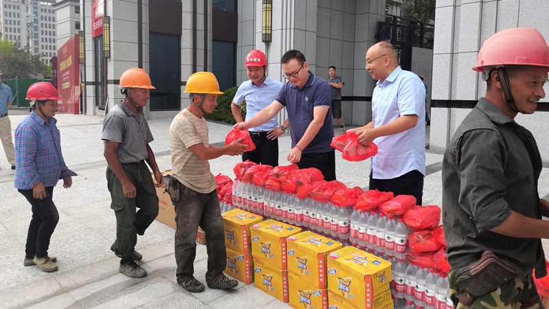 浙農(nóng)實(shí)業(yè)開展夏日送清涼慰問(wèn)活動(dòng)