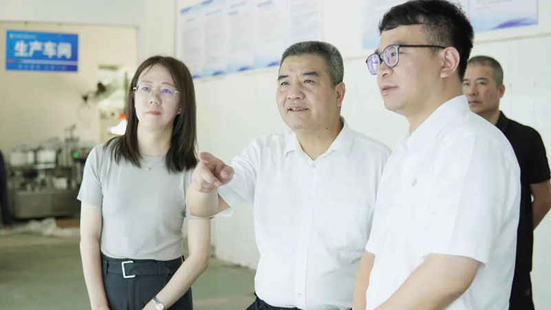 省供銷社黨委委員、監事會主任童日暉到石原金牛生物公司調研