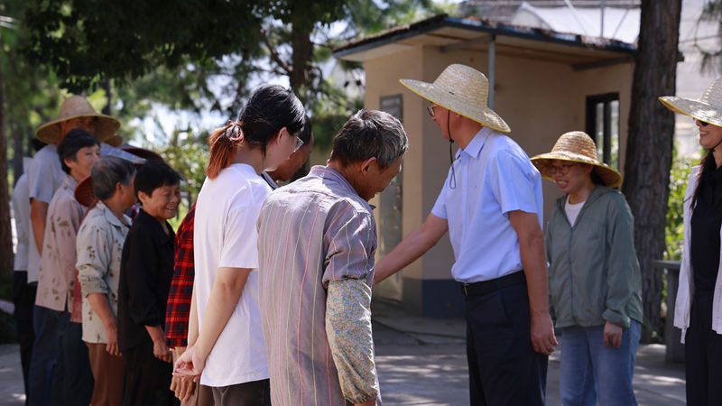 曹勇奇赴之豇種業(yè)基地開展高溫慰問(wèn)
